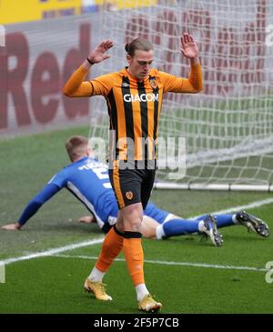 Tom Eaves, de Hull City, célèbre le premier but de son équipe lors du match Sky Bet League One au KCOM Stadium, à Kingston, sur Hull. Date de la photo: Samedi 27 mars 2021. Banque D'Images