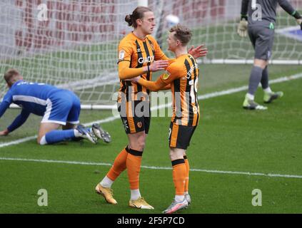 Tom Eaves, de Hull City, célèbre le premier but de son équipe lors du match Sky Bet League One au KCOM Stadium, à Kingston, sur Hull. Date de la photo: Samedi 27 mars 2021. Banque D'Images