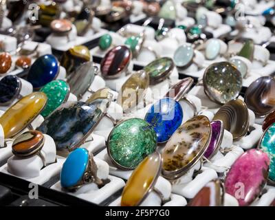 Feodosiya, Crimée - 15 septembre 2020: Bijoux et anneaux de pierres décoratives diverses Banque D'Images