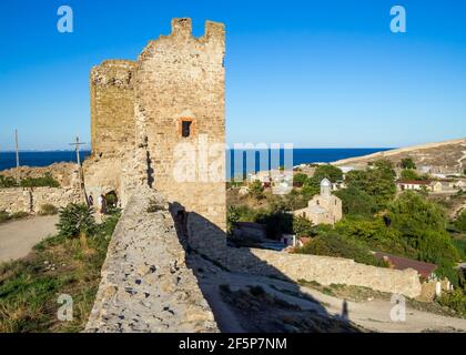 Feodosiya, Crimée - 15 septembre 2020 : vue sur la Tour Clément depuis le mur de la forteresse. Banque D'Images