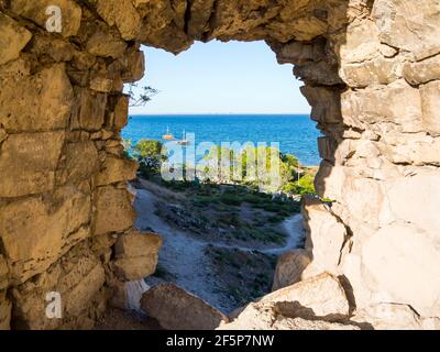 Vue sur la mer à travers un trou dans le mur de la forteresse génoise, Feodosia, Crimée Banque D'Images