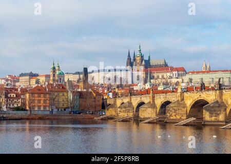 Panorama urbain de Prague au lever du soleil avec vue sur le quartier de Mala Strana avec le pont Charles, la cathédrale et le château de Hradcany, République tchèque. Banque D'Images