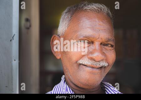 Kandy, Sri Lanka - Mars 20 2019: Portrait de rue en gros plan d'un sri-lankais, vieux et souriant, à Kandy, Sri Lanka. Banque D'Images