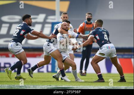 Leeds, Royaume-Uni. 27 mars 2021. Tom Briscoe (2) de Leeds Rhinos est abordé à Leeds, Royaume-Uni, le 3/27/2021. (Photo de Richard long/News Images/Sipa USA) crédit: SIPA USA/Alay Live News Banque D'Images