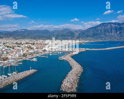 Paysage idyllique survolant le port de plaisance de Kalamata au coucher du soleil. Photo aérienne de la ville de Kalamata, Messenia, Péloponnèse, Grèce Banque D'Images