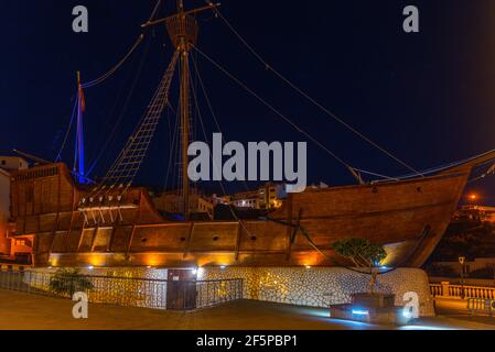 Vue nocturne du musée naval Barco de la Virgen à Santa Cruz de la Palma, îles Canaries, Espagne . Banque D'Images