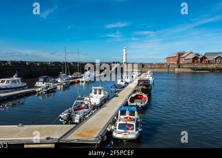 Newhaven Habour à l'extrémité ouest de Western Harbour Leith Arrime Édimbourg Écosse avec phare à l'entrée du port et bateaux amarrés à marée haute Banque D'Images