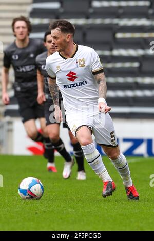 MILTON KEYNES, ROYAUME-UNI. 27 MARS : les dons de Milton Keynes Josh McEachran lors de la première moitié du match de la Ligue 1 de pari du ciel entre les Dons MK et les Rovers Doncaster au stade MK, Milton Keynes, le samedi 27 mars 2021. (Credit: John Cripps | MI News) Credit: MI News & Sport /Alay Live News Banque D'Images