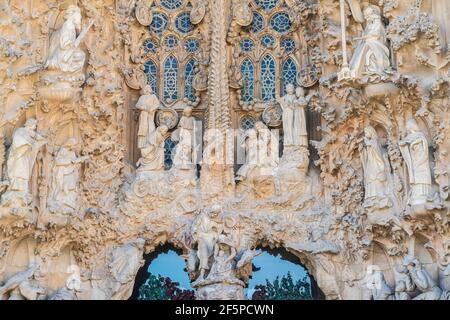 Basilique de la Sagrada Familia, façade de la Nativité, Barcelone, Catalogne, Espagne. Banque D'Images