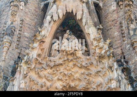 Basilique de la Sagrada Familia, façade de la Nativité, Barcelone, Catalogne, Espagne. Banque D'Images