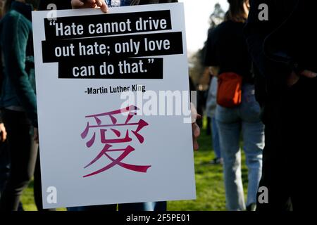 Portland, États-Unis. 26 mars 2021. Près d'un millier de personnes se sont rassemblées dans le sud-est de Portland, Oregon, le 26 mars 2021, pour se rallier contre la violence et la haine ethnique contre les Asiatiques, à la suite des massacres commis à Atlanta, en Géorgie, la semaine dernière. (Photo de John Rudoff/Sipa USA) crédit: SIPA USA/Alay Live News Banque D'Images