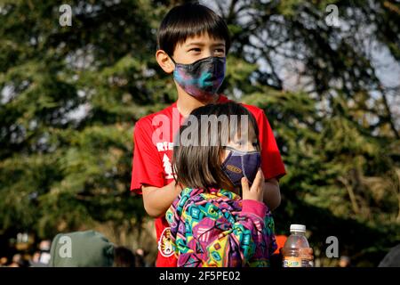 Portland, États-Unis. 26 mars 2021. Près d'un millier de personnes se sont rassemblées dans le sud-est de Portland, Oregon, le 26 mars 2021, pour se rallier contre la violence et la haine ethnique contre les Asiatiques, à la suite des massacres commis à Atlanta, en Géorgie, la semaine dernière. (Photo de John Rudoff/Sipa USA) crédit: SIPA USA/Alay Live News Banque D'Images
