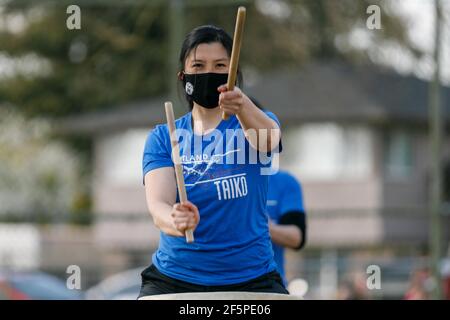 Portland, États-Unis. 26 mars 2021. Les batteurs japonais « Portland Taiko » se réalisent. Près d'un millier de personnes se sont rassemblées dans le sud-est de Portland, Oregon, le 26 mars 2021, pour se rallier contre la violence et la haine ethnique contre les Asiatiques, à la suite des massacres commis à Atlanta, en Géorgie, la semaine dernière. (Photo de John Rudoff/Sipa USA) crédit: SIPA USA/Alay Live News Banque D'Images