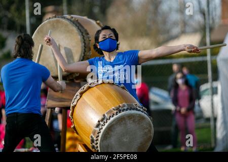 Portland, États-Unis. 26 mars 2021. Les batteurs japonais « Portland Taiko » se réalisent. Près d'un millier de personnes se sont rassemblées dans le sud-est de Portland, Oregon, le 26 mars 2021, pour se rallier contre la violence et la haine ethnique contre les Asiatiques, à la suite des massacres commis à Atlanta, en Géorgie, la semaine dernière. (Photo de John Rudoff/Sipa USA) crédit: SIPA USA/Alay Live News Banque D'Images