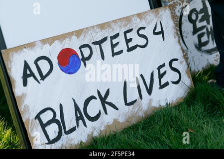 Portland, États-Unis. 26 mars 2021. Près d'un millier de personnes se sont rassemblées dans le sud-est de Portland, Oregon, le 26 mars 2021, pour se rallier contre la violence et la haine ethnique contre les Asiatiques, à la suite des massacres commis à Atlanta, en Géorgie, la semaine dernière. (Photo de John Rudoff/Sipa USA) crédit: SIPA USA/Alay Live News Banque D'Images