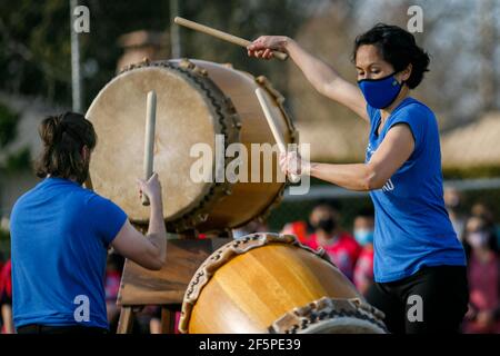 Portland, États-Unis. 26 mars 2021. Les batteurs japonais « Portland Taiko » se réalisent. Près d'un millier de personnes se sont rassemblées dans le sud-est de Portland, Oregon, le 26 mars 2021, pour se rallier contre la violence et la haine ethnique contre les Asiatiques, à la suite des massacres commis à Atlanta, en Géorgie, la semaine dernière. (Photo de John Rudoff/Sipa USA) crédit: SIPA USA/Alay Live News Banque D'Images
