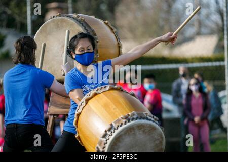 Portland, États-Unis. 26 mars 2021. Les batteurs japonais « Portland Taiko » se réalisent. Près d'un millier de personnes se sont rassemblées dans le sud-est de Portland, Oregon, le 26 mars 2021, pour se rallier contre la violence et la haine ethnique contre les Asiatiques, à la suite des massacres commis à Atlanta, en Géorgie, la semaine dernière. (Photo de John Rudoff/Sipa USA) crédit: SIPA USA/Alay Live News Banque D'Images