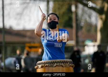 Portland, États-Unis. 26 mars 2021. Les batteurs japonais « Portland Taiko » se réalisent. Près d'un millier de personnes se sont rassemblées dans le sud-est de Portland, Oregon, le 26 mars 2021, pour se rallier contre la violence et la haine ethnique contre les Asiatiques, à la suite des massacres commis à Atlanta, en Géorgie, la semaine dernière. (Photo de John Rudoff/Sipa USA) crédit: SIPA USA/Alay Live News Banque D'Images
