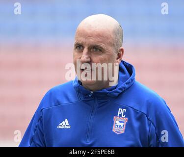 Wigan, Royaume-Uni. 27 mars 2021. Paul Cook directeur d'Ipswich Town au match à Wigan, Royaume-Uni, le 3/27/2021. (Photo de Simon Whitehead/News Images/Sipa USA) crédit: SIPA USA/Alay Live News Banque D'Images