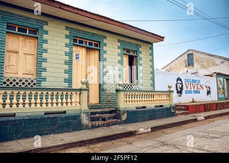 Baracoa, Cuba - 25 octobre 2019 : façade de la maison (logement particulier casa/privé) à Baracoa avec de la propagande communiste peinte et Che Guevara im Banque D'Images