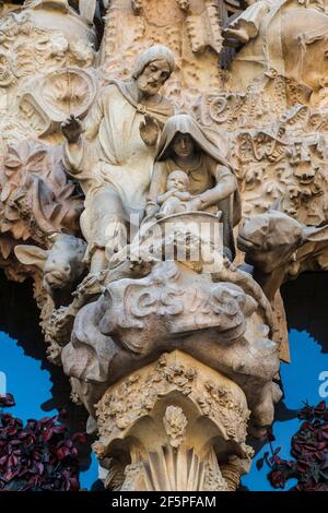 Basilique de la Sagrada Familia, façade de la Nativité, Barcelone, Catalogne, Espagne. Banque D'Images