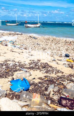 Une bouteille vide de plastique Coca Cola sur la plage de la mer tropicale. Déchets sur la plage avec fond bleu de mer. (Cuba) Banque D'Images