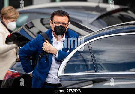 Stuttgart, Allemagne. 27 mars 2021. Wolfgang Reinhart, président de la faction CDU du Parlement d'Etat du Bade-Wurtemberg, arrive à la maison des architectes pour les troisième entretiens exploratoires entre Bündnis 90/Die Grünen et CDU. Credit: Christoph Schmidt/dpa/Alay Live News Banque D'Images