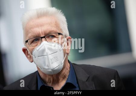 Stuttgart, Allemagne. 27 mars 2021. Winfried Kretschmann (Bündnis 90/Die Grünen), ministre-président du Bade-Wurtemberg, arrive à la maison des architectes pour le troisième cycle de pourparlers exploratoires avec la CDU. Credit: Christoph Schmidt/dpa/Alay Live News Banque D'Images