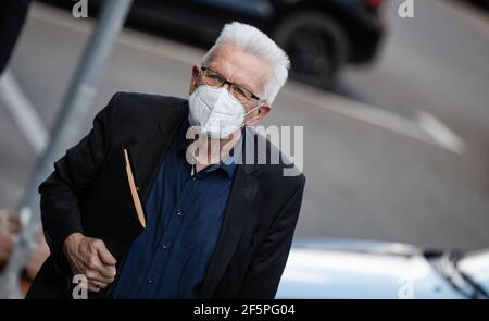 Stuttgart, Allemagne. 27 mars 2021. Winfried Kretschmann (Bündnis 90/Die Grünen), ministre-président du Bade-Wurtemberg, arrive à la maison des architectes pour le troisième cycle de pourparlers exploratoires avec la CDU. Credit: Christoph Schmidt/dpa/Alay Live News Banque D'Images