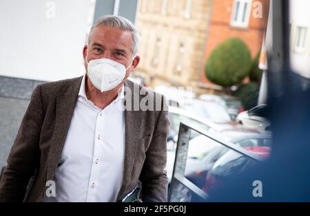 Stuttgart, Allemagne. 27 mars 2021. Thomas Strobl (CDU), ministre de l'intérieur du Bade-Wurtemberg ainsi que vice-premier ministre, arrive à la maison des architectes pour les troisième entretiens exploratoires entre l'Alliance 90/les Verts et la CDU. Credit: Christoph Schmidt/dpa/Alay Live News Banque D'Images