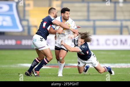 Le Rhyse Martin de Leeds Rhinos est abordé par Jacob Miller (à gauche) et Bill Tupou (à droite) de Wakefield Trinity lors de la Super League de Betfred au stade Emerald Headingley, à Leeds. Date de la photo: Samedi 27 mars 2021. Banque D'Images