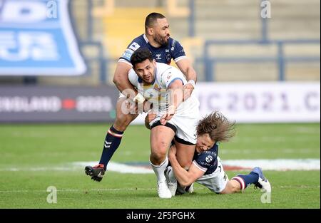 Le Rhyse Martin de Leeds Rhinos est abordé par Jacob Miller (à gauche) et Bill Tupou (à droite) de Wakefield Trinity lors de la Super League de Betfred au stade Emerald Headingley, à Leeds. Date de la photo: Samedi 27 mars 2021. Banque D'Images