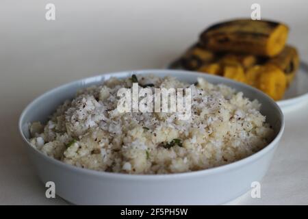 L'Upma ou l'Uppuma est un plat de petit-déjeuner traditionnel indien du Sud et tamoul sri-lankais, cuit sous forme de porridge épais à partir de semoule torréfiée sèche ou de farine de riz grossier Banque D'Images