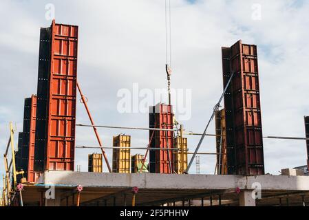 Colonnes avec coffrage métallique prêtes pour le coulage du béton dans la construction site Banque D'Images