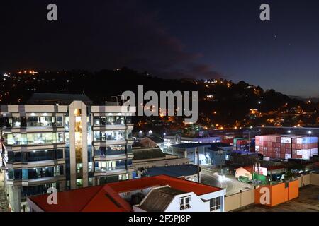 Les maisons à flanc de colline de Castries Sainte-Lucie la nuit, vu du port. Banque D'Images