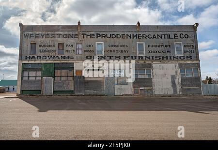 Botha, Alberta, Canada – 25 mars 2021 : vue extérieure de l'édifice abandonné Botha Mercantile Banque D'Images