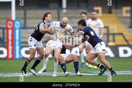 Luke Briscoe de Leeds Rhinos est attaqué par Jacob Miller (à gauche) de Wakefield Trinity, Tinilau Arona et Matty Ashurst (derrière) lors de la Super League de Betfred au stade Emerald Headingley, à Leeds. Date de la photo: Samedi 27 mars 2021. Banque D'Images