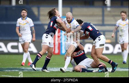 Luke Briscoe de Leeds Rhinos est attaqué par Jacob Miller (à gauche) de Wakefield Trinity, Tinilau Arona et Matty Ashurst (au sol) pendant la Super League de Betfred au stade Emerald Headingley, à Leeds. Date de la photo: Samedi 27 mars 2021. Banque D'Images