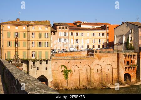 Paysage urbain médiéval à Albi, 'la Toscane française', dans le sud de la France : maisons anciennes et typiques construites sur les remparts en briques près de la rivière Tarn Banque D'Images