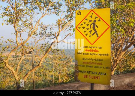 Un signe d'avertissement de danger alertant le touriste d'être silencieux pour éviter une attaque de guêpe à la forteresse de Sigiriya Rock ou à Lion Rock au Sri Lanka. Banque D'Images