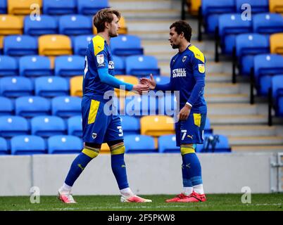 Joe Pigott (à gauche) de l'AFC Wimbledon célèbre le premier but de son équipe lors du match Sky Bet League One à Plough Lane, Londres. Date de la photo: Samedi 27 mars 2021. Banque D'Images