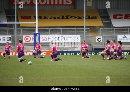 Exeter, Royaume-Uni. 27 mars 2021. Les joueurs prennent le genou avant de partir lors du match Allianz Premier 2015 entre Exeter Chiefs et Loughborough Lightning au Sandy Park à Exeter, Angleterre crédit : SPP Sport Press photo. /Alamy Live News Banque D'Images