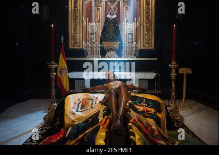 Malalga, Espagne. 27 mars 2021. Le Christ de Mena vu placé avant de commencer l'imposition de la couronne d'épines au Christ de Mena à l'intérieur d'une chapelle à la congrégation de Mena, dans le cadre des adorations avant la semaine sainte.malgré l'annulation des processions pour la semaine sainte, de nombreuses confréries ont décidé d'organiser des masses, Adoration et exposition des figures du Christ et de la Vierge à l'intérieur des églises ou des confréries suivant toutes les mesures de protection contre Covid19. (Photo de Jesus Merida/SOPA Images/Sipa USA) Credit: SIPA USA/Alay Live News Banque D'Images