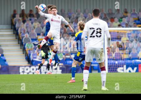 LONDRES, ROYAUME-UNI. LE 27 MARS, les joueurs se battent pour le ballon lors du match de la Sky Bet League 1 entre AFC Wimbledon et Northampton Town à Plough Lane, Wimbledon, le samedi 27 mars 2021. (Credit: Federico Maranesi | MI News) Credit: MI News & Sport /Alay Live News Banque D'Images