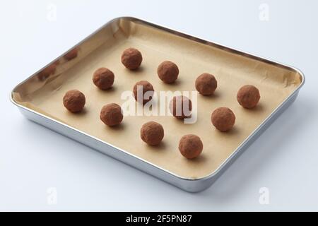 truffes au chocolat sur plaque argentée sur fond blanc Banque D'Images