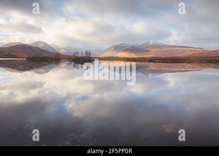Un paysage de montagne inspirant se reflète sur un lac calme et paisible à Rannoch Moor près de Glencoe dans les Highlands écossais, en Écosse. Banque D'Images