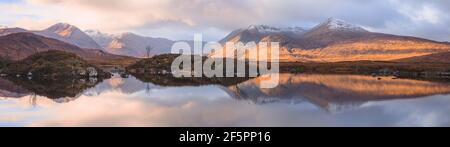 Un paysage de montagne panoramique qui se reflète sur un lac calme et paisible à Rannoch Moor près de Glencoe dans les Highlands écossais, en Écosse. Banque D'Images