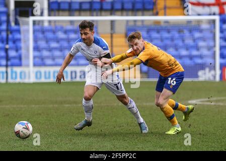 Birkenhead, Royaume-Uni. 27 mars 2021. Otis Khan de Tranmere Rovers semble s'éloigner de Stephen Quinn de Mansfield Town. EFL Skybet football League Two Match, Tranmere Rovers v Mansfield Town à Prenton Park, Birkenhead, Wirral, le samedi 27 mars 2021. Cette image ne peut être utilisée qu'à des fins éditoriales. Utilisation éditoriale uniquement, licence requise pour une utilisation commerciale. Aucune utilisation dans les Paris, les jeux ou les publications d'un seul club/ligue/joueur.pic par Chris Stading/Andrew Orchard sports Photography/Alamy Live News crédit: Andrew Orchard sports Photography/Alamy Live News Banque D'Images