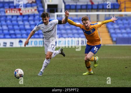 Birkenhead, Royaume-Uni. 27 mars 2021. Otis Khan de Tranmere Rovers (l) et Stephen Quinn de Mansfield Town en action. EFL Skybet football League Two Match, Tranmere Rovers v Mansfield Town à Prenton Park, Birkenhead, Wirral, le samedi 27 mars 2021. Cette image ne peut être utilisée qu'à des fins éditoriales. Utilisation éditoriale uniquement, licence requise pour une utilisation commerciale. Aucune utilisation dans les Paris, les jeux ou les publications d'un seul club/ligue/joueur.pic par Chris Stading/Andrew Orchard sports Photography/Alamy Live News crédit: Andrew Orchard sports Photography/Alamy Live News Banque D'Images