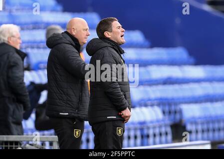 Birkenhead, Royaume-Uni. 27 mars 2021. Nigel Clough, directeur municipal de Mansfield, se déchèle des instructions. EFL Skybet football League Two Match, Tranmere Rovers v Mansfield Town à Prenton Park, Birkenhead, Wirral, le samedi 27 mars 2021. Cette image ne peut être utilisée qu'à des fins éditoriales. Utilisation éditoriale uniquement, licence requise pour une utilisation commerciale. Aucune utilisation dans les Paris, les jeux ou les publications d'un seul club/ligue/joueur.pic par Chris Stading/Andrew Orchard sports Photography/Alamy Live News crédit: Andrew Orchard sports Photography/Alamy Live News Banque D'Images